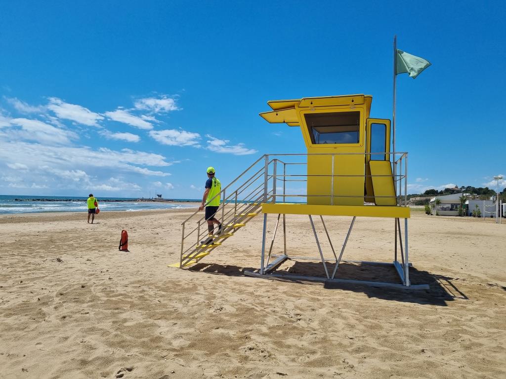 Torres de vigilància a la platja de Ribes Roges. Ajt. de Vilanova