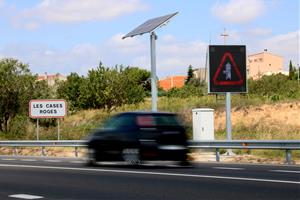 Trànsit implanta senyals que s’activen amb el pas dels vehicles per millorar la segurerat a l’N-340 a l’Alt Penedès. ACN