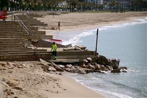 Traslladen 35.000 m3 de sorra del port de Coma-ruga a zones deficitàries de platges del Vendrell, Cunit i Calafell