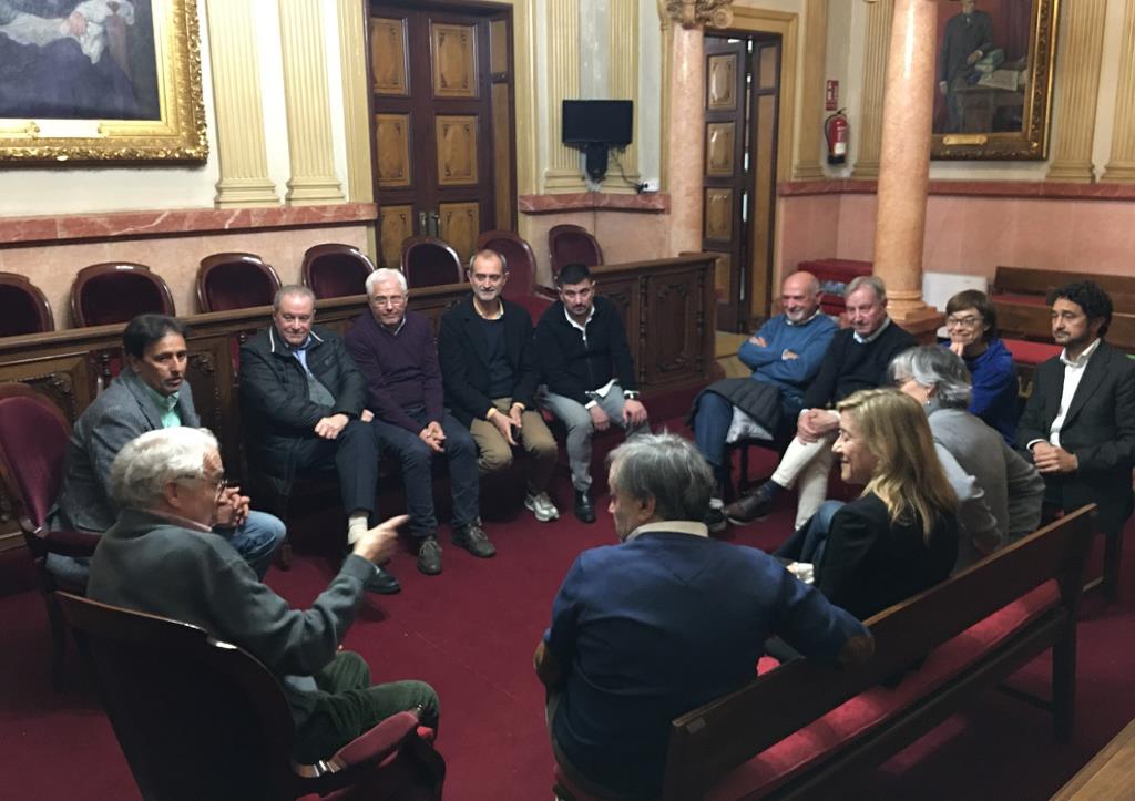 Trobada d'exregidors al saló de plens de l'Ajuntament de Vilanova. Eix