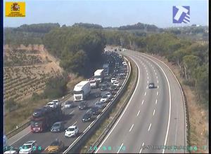 Un accident múltiple amb almenys sis cotxes implicats talla un carril a l'AP-7 a Subirats i provoca més de 20km de cua. ACN