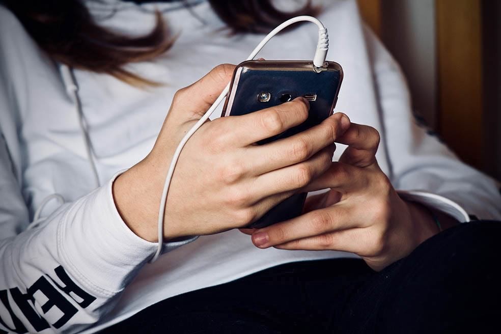 Un de cada cinc joves passa més de dues hores al dia a TikTok i amb un consum de continguts que manté els rols de gènere. ACN