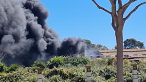 Un ferit greu en l’incendi d’un vehicle en una nau industrial de Sant Pere de Ribes. EIX