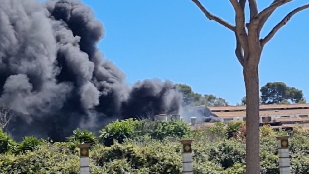 Un ferit greu en l’incendi d’un vehicle en una nau industrial de Sant Pere de Ribes. EIX