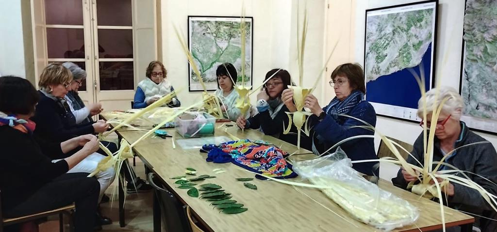 Un grup de dones, treballant al taller. Eix