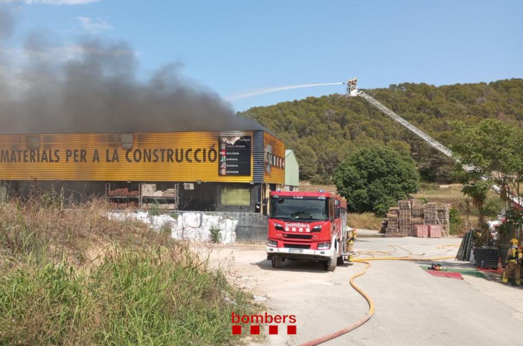 Un incendi crema una nau de materials per a la construcció a Canyelles. Bombers