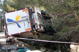 Un mort, un ferit crític, un de greu i dos menys greus en un accident amb dos camions implicats a l'AP-7 al Vendrell. ACN