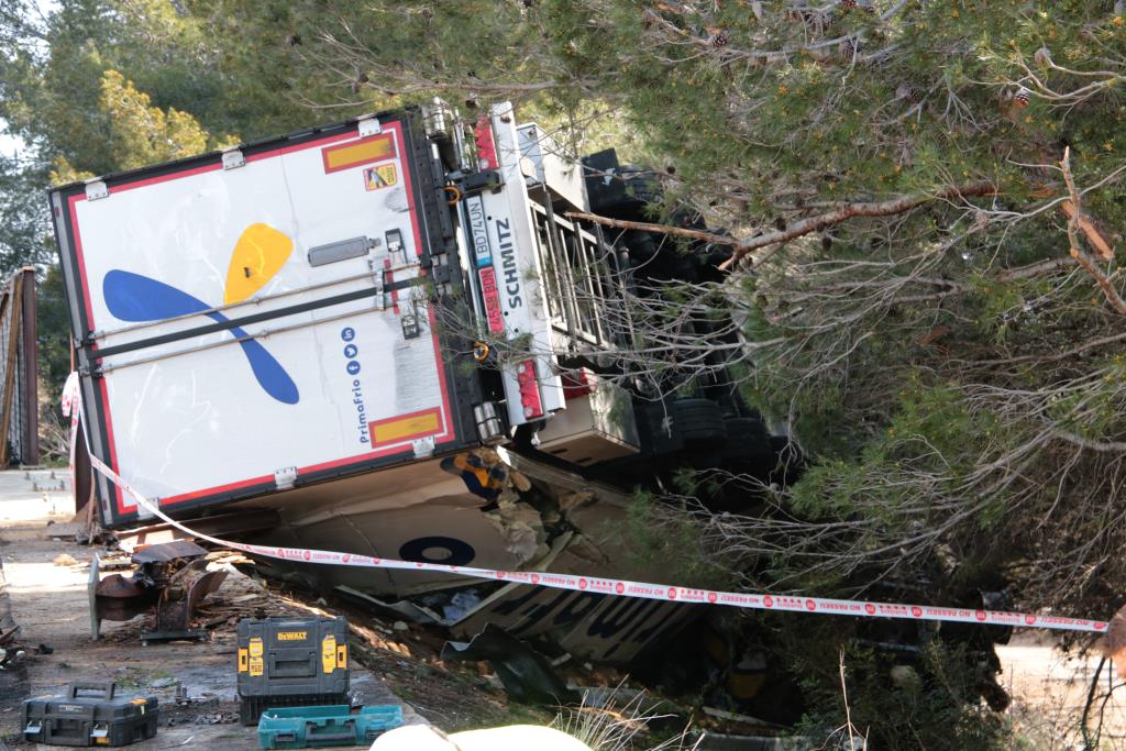 Un mort, un ferit crític, un de greu i dos menys greus en un accident amb dos camions implicats a l'AP-7 al Vendrell. ACN