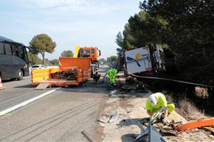 Un mort, un ferit crític, un de greu i dos menys greus en un accident amb dos camions implicats a l'AP-7 al Vendrell