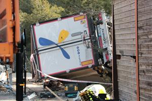 Un mort, un ferit crític, un de greu i dos menys greus en un accident amb dos camions implicats a l'AP-7 al Vendrell