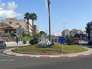 Un motorista ha mort aquesta matinada en xocar contra el rètol  promocional de Cunit. Ajuntament de Calafell