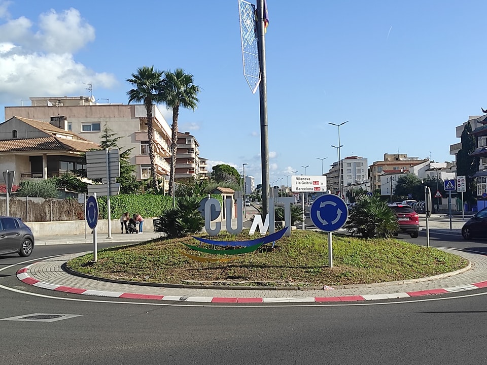 Un motorista ha mort aquesta matinada en xocar contra el rètol  promocional de Cunit. Ajuntament de Calafell
