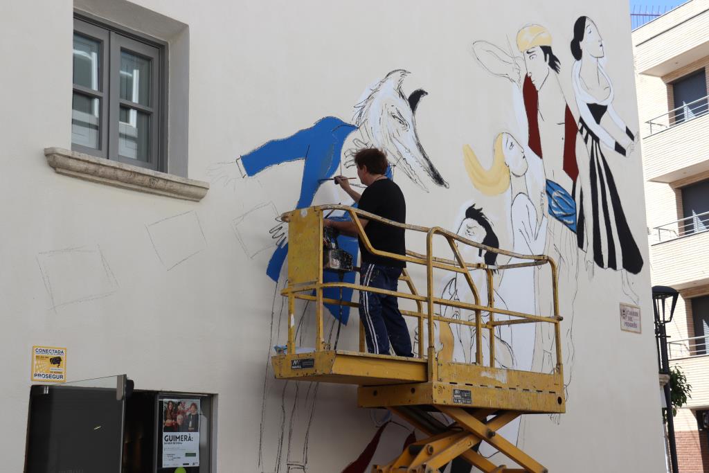 Un mural de grans dimensions retrata els personatges de tres obres de Guimerà a la façana de la Casa Museu del Vendrell. ACN