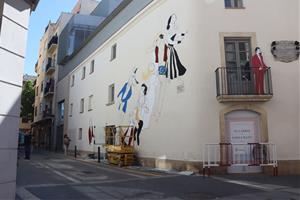 Un mural de grans dimensions retrata els personatges de tres obres de Guimerà a la façana de la Casa Museu del Vendrell