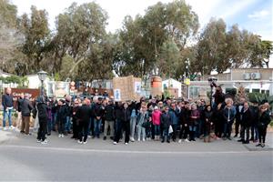 Una setantena de persones rebutgen el desallotjament del càmping Sant Salvador de Coma-ruga i exigeixen solucions. ACN