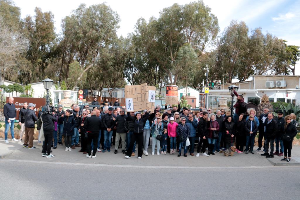 Una setantena de persones rebutgen el desallotjament del càmping Sant Salvador de Coma-ruga i exigeixen solucions. ACN