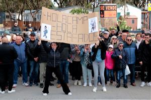 Una setantena de persones rebutgen el desallotjament del càmping Sant Salvador de Coma-ruga i exigeixen solucions