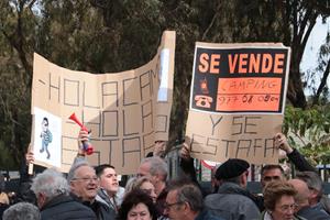 Una setantena de persones rebutgen el desallotjament del càmping Sant Salvador de Coma-ruga i exigeixen solucions