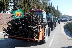 Unió de Pagesos es mobilitza a Sant Sadurní d’Anoia per exigir la modificació de la llei de la cadena alimentària