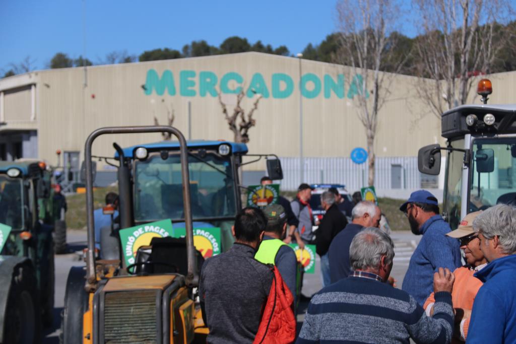 Unió de Pagesos es mobilitza a Sant Sadurní d’Anoia per exigir la modificació de la llei de la cadena alimentària. ACN