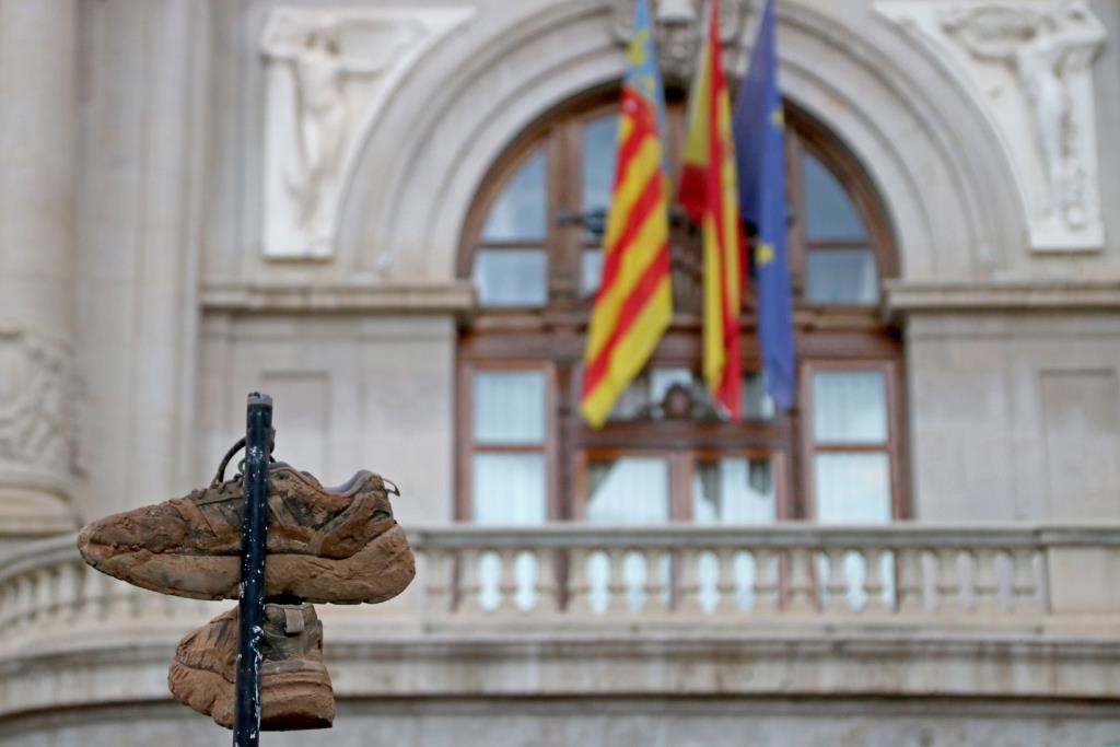 Vambes tacades de fang davant l'Ajuntament de València . ACN / Bernat Vilaró