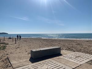 Vilanova estrenarà l'1 de maig un espai per a gossos a la platja del Far