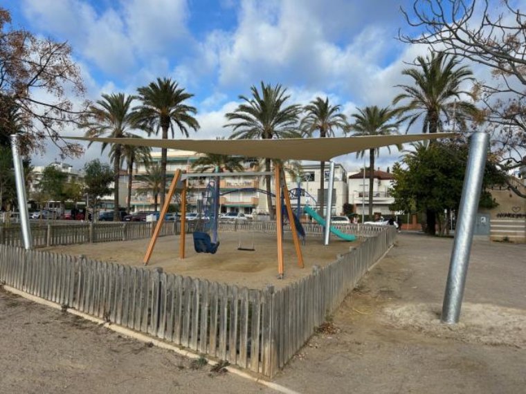 Vilanova instal·la set refugis climàtics amb veles per fer ombra i espècies vegetals. Ajuntament de Vilanova