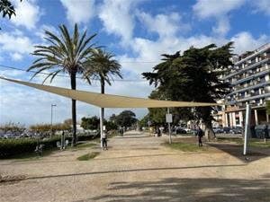 Vilanova instal·la set refugis climàtics amb veles per fer ombra i espècies vegetals