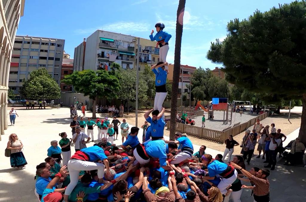 3 de 6 amb agulla dels Castellers del Foix. Eix