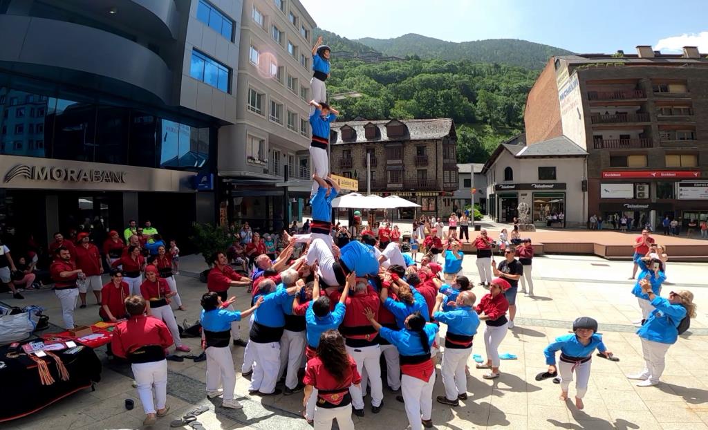 3d6a Castellers del Foix a Andorra. Eix
