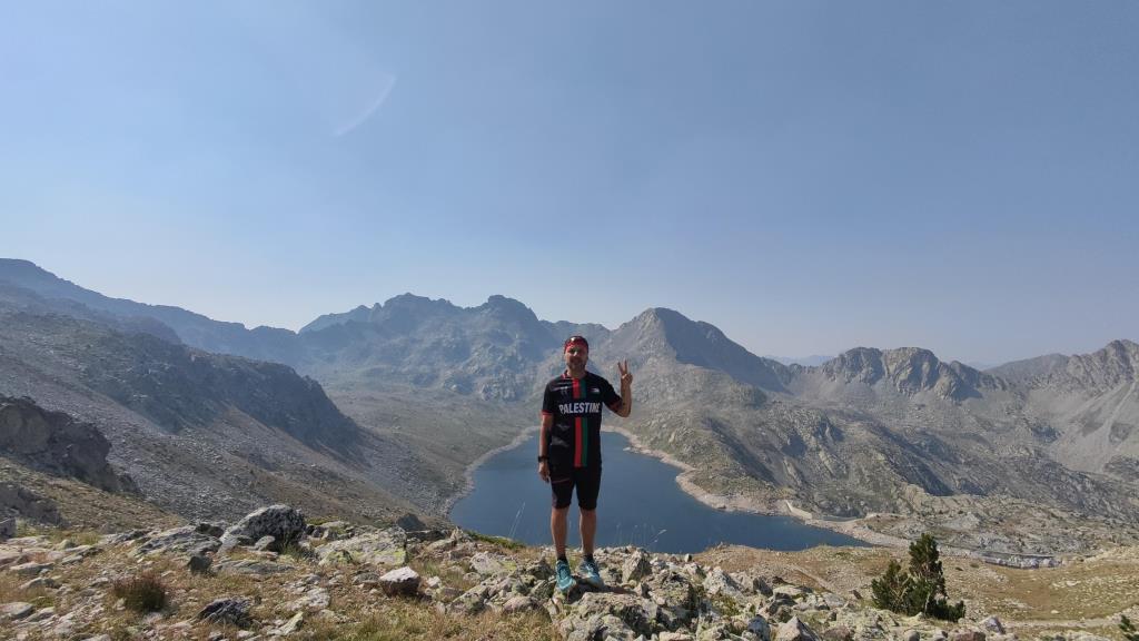824 km pels Pirineus per Palestina: la gesta solidària del penedesenc Àlex Suárez. EIX
