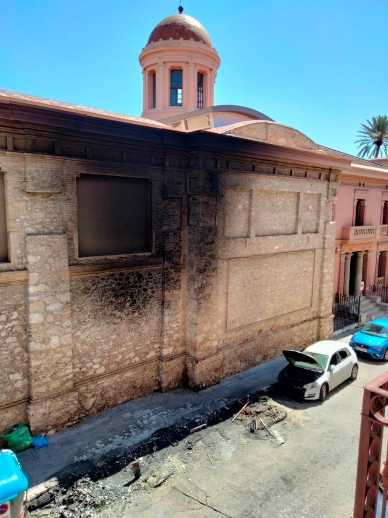 Acte vandàlic a Vilanova: cremen contenidors i afecten vehicles i la façana del Museu Víctor Balaguer. EIX