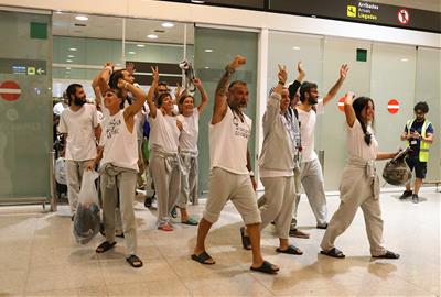 Activistes de la Flotilla arribant a l'aeroport del Prat. ACN / Norma Vidal