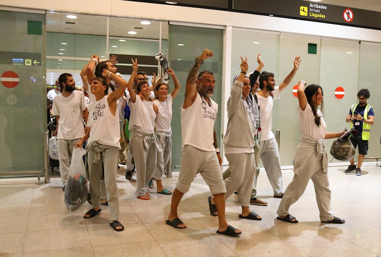 Activistes de la Flotilla arribant a l'aeroport del Prat. ACN / Norma Vidal
