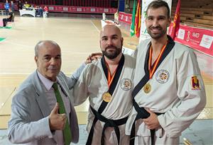 Adrià Miguel i Jordi Navarro amb el seu entrenador, Alfonso Rubio. Eix