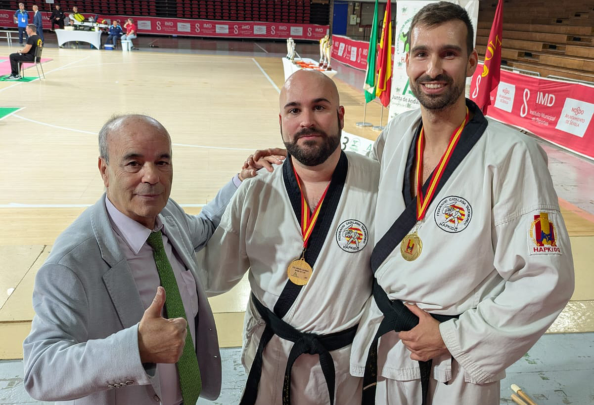 Adrià Miguel i Jordi Navarro amb el seu entrenador, Alfonso Rubio. Eix
