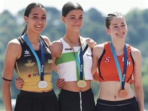 Adriana Curto al podi. Eix