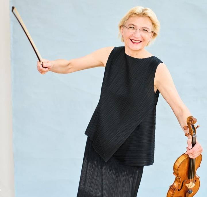 Antje Weithaas amb Camerata Penedès. Serenata de Txaikovski i concert de Hartmann