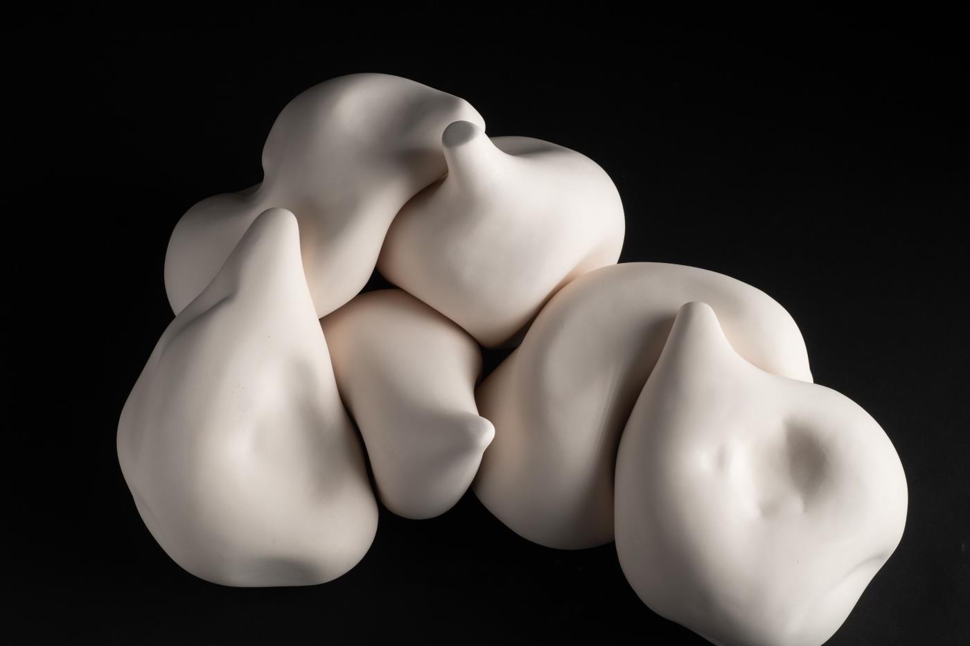 La ceramista Raquel Navarro presenta “Sinergies” 