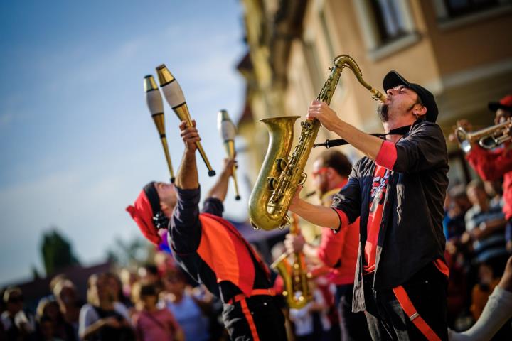 Sidral Brass Band i Banda de Música de l’Escola Municipal Maria Dolors Calvet. Sidral a banda