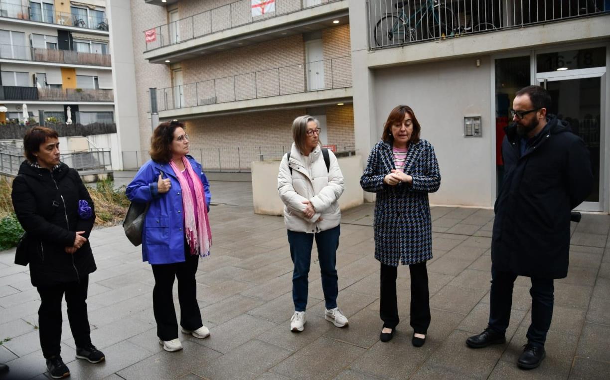 Ajuntament i Generalitat visiten el veïnat dels pisos d’InmoCaixa per informar sobre el procés d’adquisició. Ajuntament de Sitges