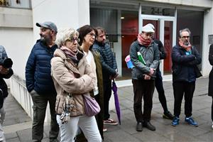 Ajuntament i Generalitat visiten el veïnat dels pisos d’InmoCaixa per informar sobre el procés d’adquisició