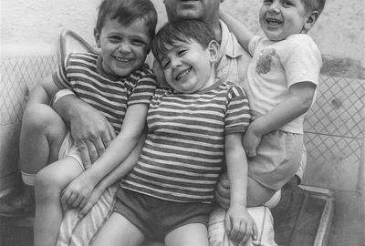 Amb els seus Cristòfol, Josep Maria i Carlos, d'esquerra a dreta. 1967, aproximadament. Eix