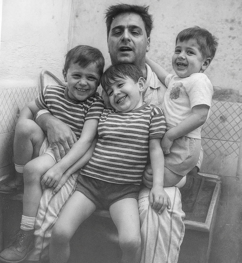 Amb els seus Cristòfol, Josep Maria i Carlos, d'esquerra a dreta. 1967, aproximadament. Eix