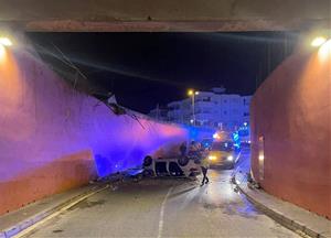 Aparatós accident al pas soterrani de l’estació de Calafell amb dos ferits lleus