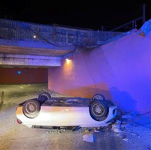 Aparatós accident al pas soterrani de l’estació de Calafell amb dos ferits lleus