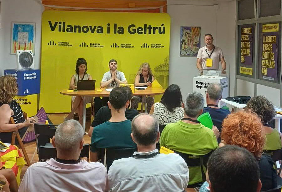 Assemblea de militants d’Esquerra Republicana a Vilanova i la Geltrú . Eix