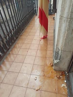 Atac vandàlic contra la façana històrica de l’Ajuntament de l’Arboç 