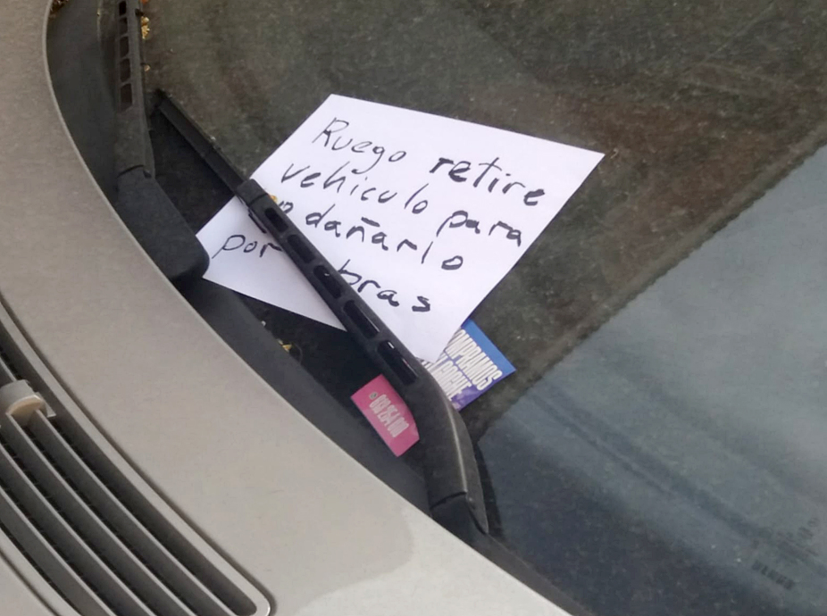 Avís manuscrit al vidre del cotxe. Ferran Savall