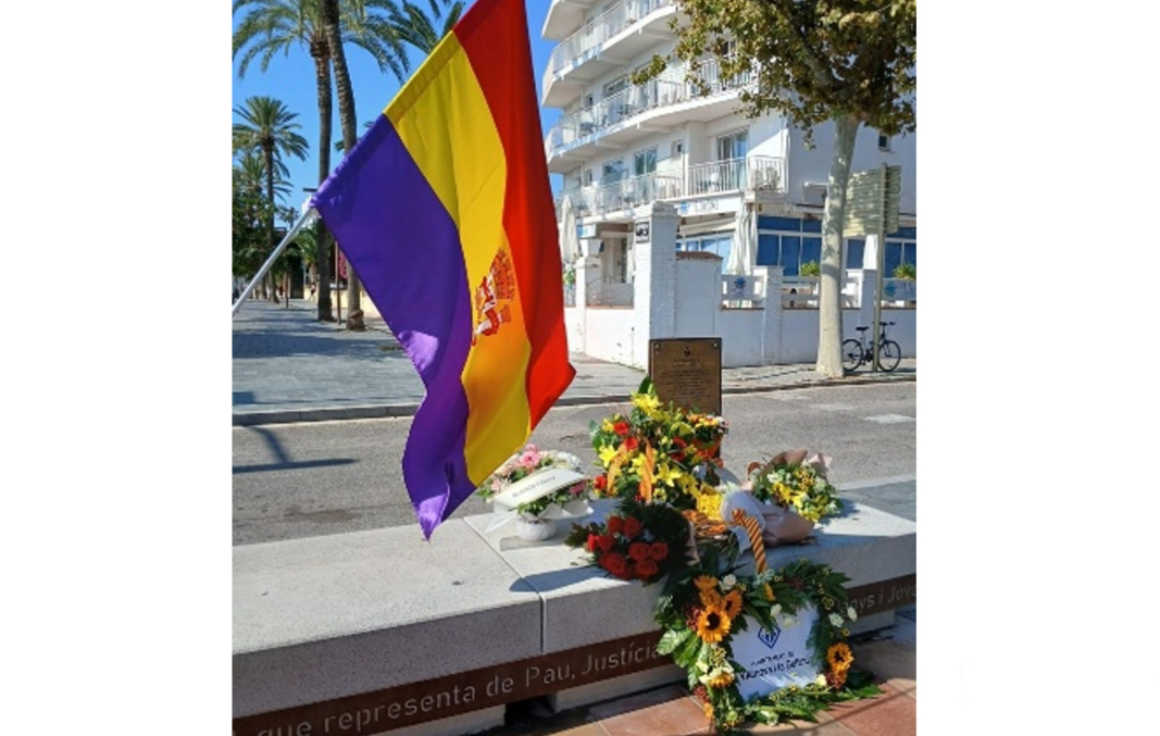 Bandera de la II República a l'Acte a Memòria de l'assassinat de Lluís Companys. Eix